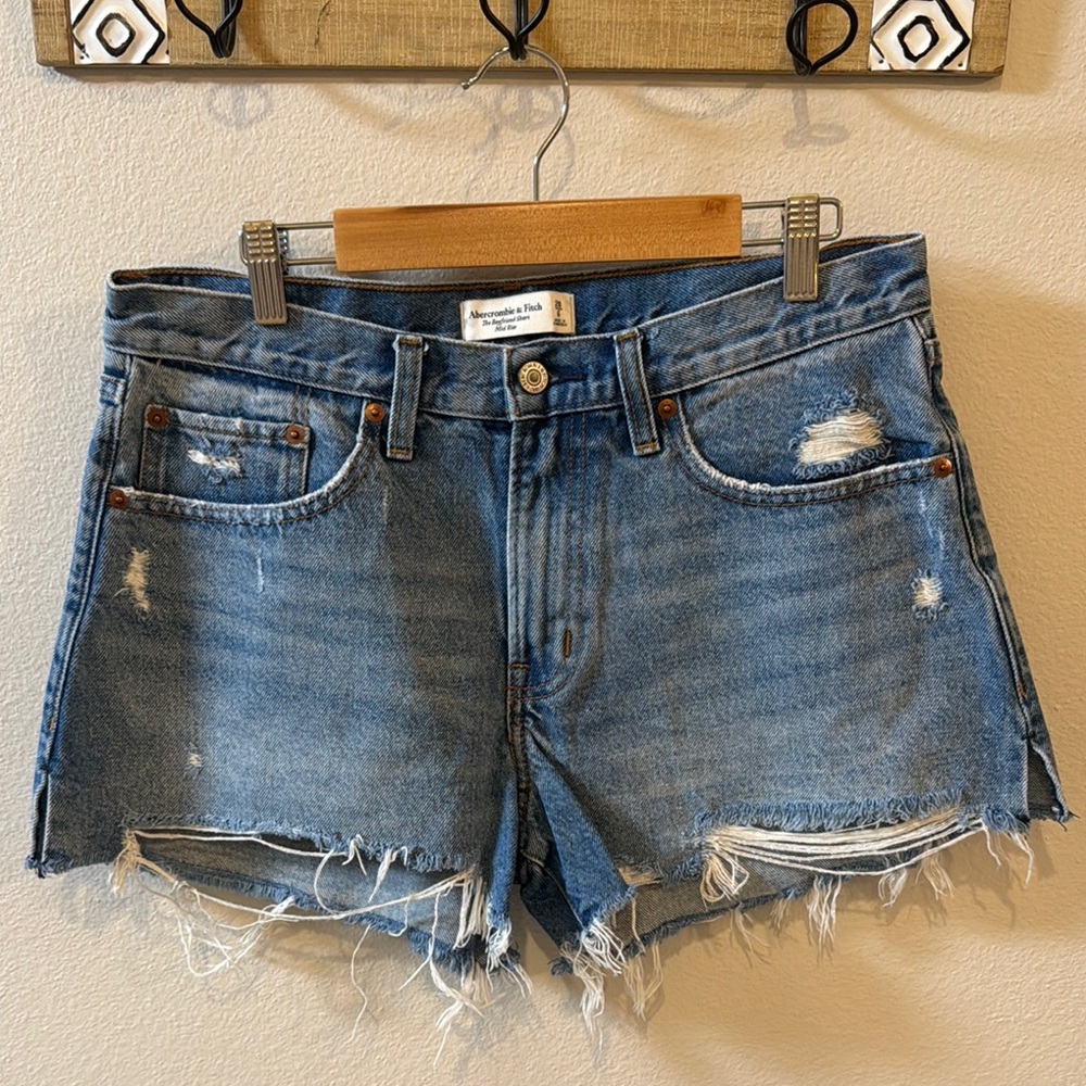EUC Size 6/28 Abercrombie & Fitch The Boyfriend Mid-rise Denim Short!